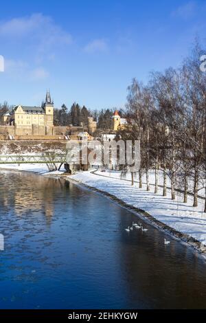 Pseudogoticky zamek z 1547, Zruc nad Sázavou, Středočeský kraj, Ceska Republika/neo-gotische Burg aus 1547, Stadt Zruc nad Sázavou, Mittelböhmen, Stockfoto