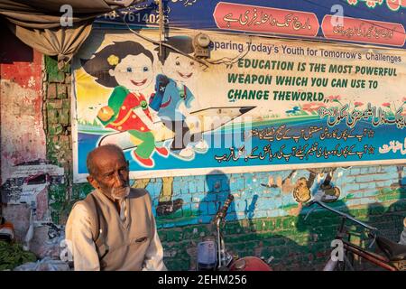 Plakatwand auf EINER Straßenmauer für die Förderung von Bildung, Jhang, Punjab, Pakistan Stockfoto