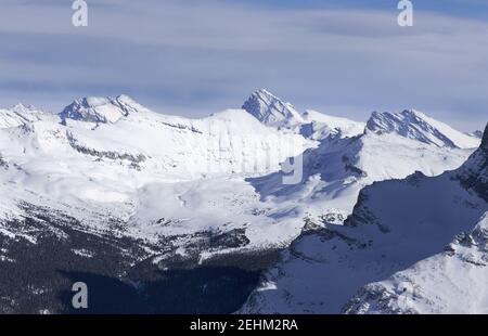 Schneebedeckte Bergspitzen und Alpine Valley Aerial Landscape View. Winter Klettern im Banff National Park, Kanadische Rockies