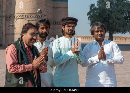 Pilger beten am Schrein von Bahauddin Zakariya, Multan, Punjab, Pakistan Stockfoto