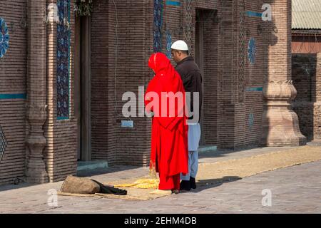 Pilger beten am Schrein von Bahauddin Zakariya, Multan, Punjab, Pakistan Stockfoto