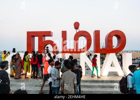 Besucher des Chennai Marina Beach, um den kühlen Abend zu genießen Sea Breeze Talking Selfie-Fotografie am Namma Chennai Wahrzeichen Stockfoto