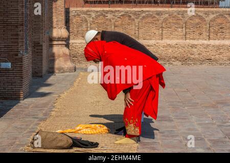 Pilger beten am Schrein von Bahauddin Zakariya, Multan, Punjab, Pakistan Stockfoto