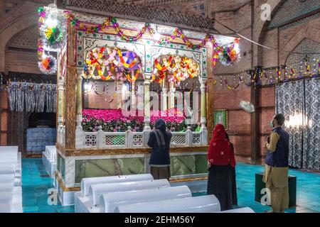 Pilger beten am Schrein von Bahauddin Zakariya, Multan, Punjab, Pakistan Stockfoto