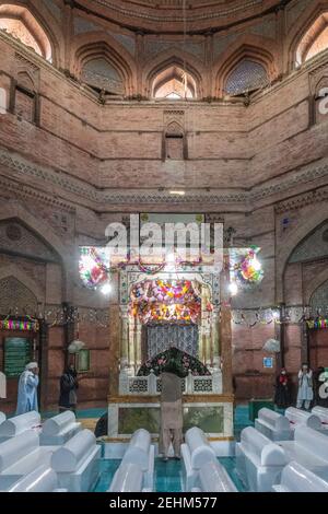 Pilger beten am Schrein von Bahauddin Zakariya, Multan, Punjab, Pakistan Stockfoto