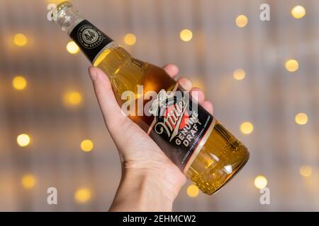 Tjumen, Russland-13. Februar 2021: Miller Beer. Produkt der Miller Brewing Company im Besitz von SABMiller. Selektiver Fokus Stockfoto