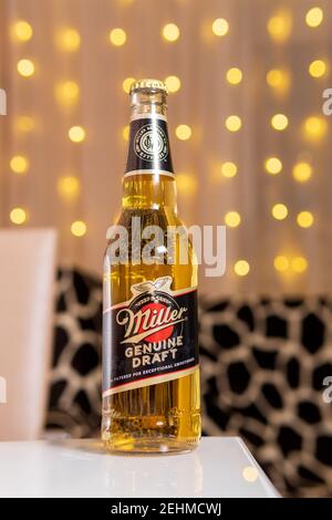 Tjumen, Russland-13. Februar 2021: Miller Beer. Produkt der Miller Brewing Company im Besitz von SABMiller. Selektiver Fokus. Vertikales Foto Stockfoto