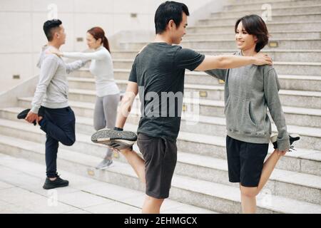 Paar Dehnung zusammen Stockfoto
