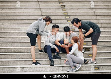 Freunde sehen lustige Videos Stockfoto