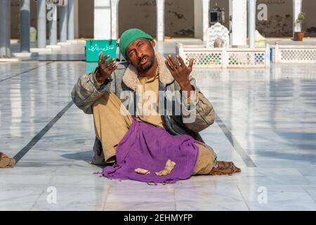 Mann, Der Qawwali Im Darbar Hazrat Sultan Bahoo, Basti Samundri, Ahmedpur Sial, Punjab, Pakistan Singt Stockfoto