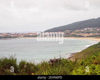 Erster Blick auf Finisterre und den Shrimp Beach (Praiade Langosteira) an einem bewölkten Herbsttag - Sardineiro, Galicien, Spanien Stockfoto