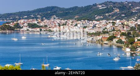 Skiathos Insel Griechenland Hafen Hafen Stadt Übersicht Stadt Panoramablick Landschaft Mittelmeer Ägäis Reisen Reisen Stockfoto