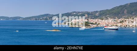 Skiathos Insel Griechenland Stadt Überblick Stadt Panoramablick Landschaft Mittelmeer Meer Ägäis Reisen Reisen Stockfoto