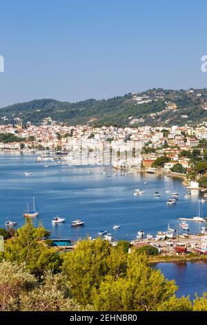 Skiathos Insel Griechenland Hafen Hafen Übersicht Hochformat Landschaft Mittelmeer Meer Ägäis Reisen Reisen Stockfoto