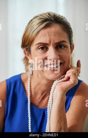 Elegante reife Frau Stockfoto