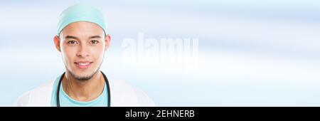 Portrait eines jungen Arztes Banner Copyspace copy space lächelnd Glücklich Gesicht Beschäftigung Job männlich Stockfoto