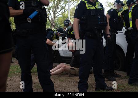 Melbourne, Australien. Februar 2021, 20th. Die Polizei neigt zu einem Mann, den sie früher Pfeffer gespritzt. Februar 20, 2021. Melbourne, Australien. Quelle: Jay Kogler/Alamy Live News Stockfoto