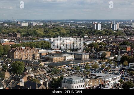 Blick von einem hohen Gebäude nach Süden über Stratford im Londoner Stadtteil Newham mit dem Campus der University of East London in der Mitte. Stockfoto