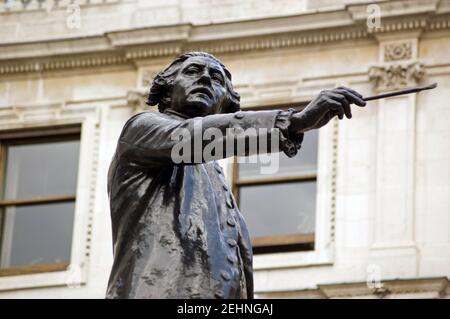 Historische Bronzestatue des georgischen Künstlers Sir Joshua Reynolds. Seit über 200 Jahren vor dem Burlington House am Piccadilly, London, öffentlich zu sehen Stockfoto