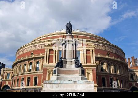 Blick von Süden auf die kreisförmige Royal Albert Hall und davor eine Gedenkstatue von Königin Victorias Ehemann Prinz Albert, der Prinz Cons Stockfoto
