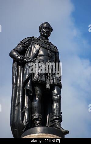 Statue von Prinz Albert, Ehemann von Königin Victoria, steht neben der Royal Albert Hall in Kensington, London an einem sonnigen Tag. Stockfoto