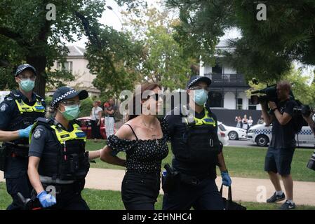 Melbourne, Australien. Februar 2021, 20th. Die Polizei verhaftete die letzten Nachzügler des Anti-COVID-Impfproteste im Fawkner Park. Februar 20, 2021. Melbourne, Australien. Quelle: Jay Kogler/Alamy Live News Stockfoto