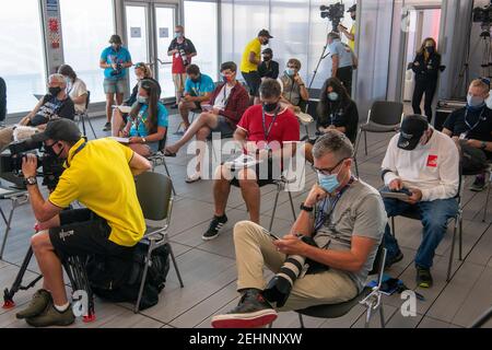 Auckland, Neuseeland. 20. Februar 2021. Prada Cup Finals. Kredit Chris Cameron / Alamy Live Nachrichten. Auckland, Neuseeland. 20. Februar 2021. Prada Cup Finals. Kredit Chris Cameron / Alamy Live Nachrichten. Pressekonferenz nach dem Rennen. Medien sind soziale Distanzierung und tragen Gesichtsmasken. Prada Cup Finals. Quelle: Chris Cameron/Alamy Live News Stockfoto