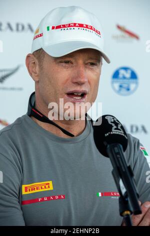 Auckland, Neuseeland. 20. Februar 2021. Prada Cup Finals. Kredit Chris Cameron / Alamy Live Nachrichten. Auckland, Neuseeland. Luna Rossa Prada Pirelli Team-Steuermann Jimmy Spithill beim Post Race Mixed Zone nach dem ersten Verlust an INEOS Team UK im Prada Cup Finale Credit: Chris Cameron/Alamy Live News Stockfoto