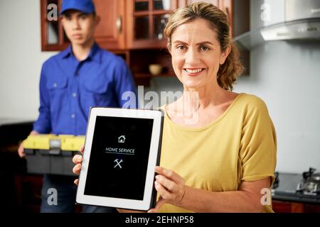 Frau mit Home Service App Stockfoto