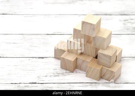 Naturhölzer Spielzeugblöcke auf weißem Holztisch Stockfoto