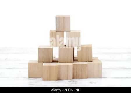 Naturhölzer Spielzeugblöcke auf weißem Holztisch Stockfoto