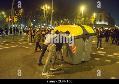 Barcelona, Katalonien, Spanien. Februar 2021, 19th. Die Demonstranten sehen, wie sie Container entfernen.vierte Nacht der Demonstrationen in Barcelona für das Gefängnis des katalanischen Rappers Pablo Hasél, der am Dienstag, den 16. Februar, verhaftet und im September 2018 von der Berufungskammer des Nationalgerichts zu neun Monaten und einem Tag Gefängnis verurteilt wurde, Sowie die Zahlung einer Geldstrafe von etwa 30.000 Euro, die der Verherrlichung des Terrorismus, der Beleidigung der Monarchie und der staatlichen Sicherheitskräfte beschuldigt wird. Kredit: ZUMA Press, Inc./Alamy Live Nachrichten Stockfoto