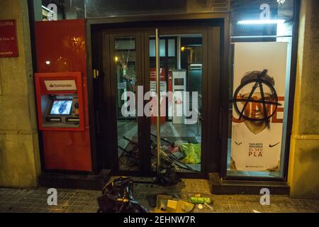 Barcelona, Katalonien, Spanien. Februar 2021, 19th. Die Glastür der Bankagentur Santander ist zerbrochen.vierte Nacht der Demonstrationen in Barcelona für das Gefängnis des katalanischen Rappers Pablo Hasél, der am Dienstag, den 16. Februar, verhaftet und im September 2018 von der Berufungskammer des Nationalgerichts zu neun Monaten und einem Tag Gefängnis verurteilt wurde, Sowie die Zahlung einer Geldstrafe von etwa 30.000 Euro, die der Verherrlichung des Terrorismus, der Beleidigung der Monarchie und der staatlichen Sicherheitskräfte beschuldigt wird. Kredit: ZUMA Press, Inc./Alamy Live Nachrichten Stockfoto