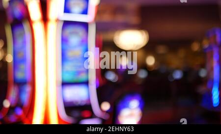 Unschärfe-Spielautomaten leuchten im Casino auf dem fabelhaften Las Vegas Strip, USA. Verschwommene Jackpot-Spielautomaten im Hotel in der Nähe der Fremont Street. Leuchtendes Neon Stockfoto