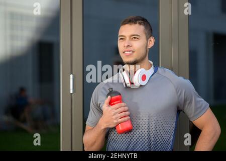 Junger Mann blickt in die Zukunft Läufer Outdoor-Sport Fitnesstraining im Freien Stockfoto