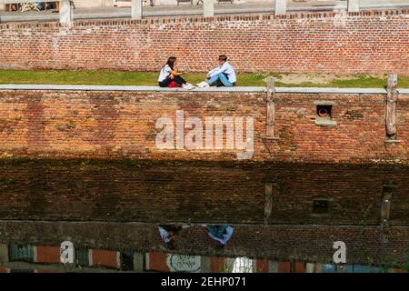 Einblicke entlang der Promenade, die sich entlang des Naviglio Grande in Robecco sul Naviglio, Mailand, Lombardei, Italien schlängelt Stockfoto