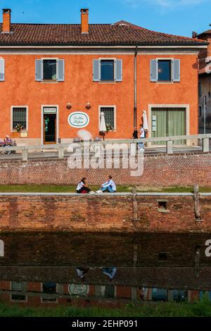 Einblicke entlang der Promenade, die sich entlang des Naviglio Grande in Robecco sul Naviglio, Mailand, Lombardei, Italien schlängelt Stockfoto