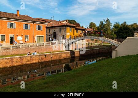 Einblicke entlang der Promenade, die sich entlang des Naviglio Grande in Robecco sul Naviglio, Mailand, Lombardei, Italien schlängelt Stockfoto