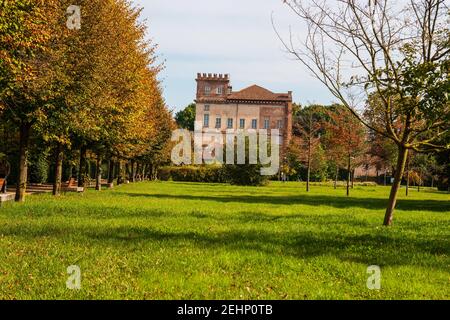 Historische Gebäude entlang des Naviglio Grande in Robecco sul Naviglio, Lombarida, Italien Stockfoto