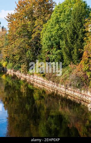 Einblicke entlang der Promenade, die sich entlang des Naviglio Grande in Robecco sul Naviglio, Mailand, Lombardei, Italien schlängelt Stockfoto