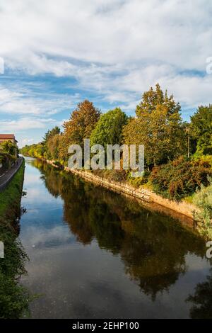 Einblicke entlang der Promenade, die sich entlang des Naviglio Grande in Robecco sul Naviglio, Mailand, Lombardei, Italien schlängelt Stockfoto