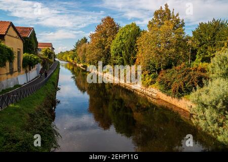 Einblicke entlang der Promenade, die sich entlang des Naviglio Grande in Robecco sul Naviglio, Mailand, Lombardei, Italien schlängelt Stockfoto
