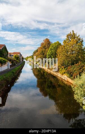 Einblicke entlang der Promenade, die sich entlang des Naviglio Grande in Robecco sul Naviglio, Mailand, Lombardei, Italien schlängelt Stockfoto