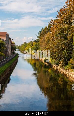Einblicke entlang der Promenade, die sich entlang des Naviglio Grande in Robecco sul Naviglio, Mailand, Lombardei, Italien schlängelt Stockfoto