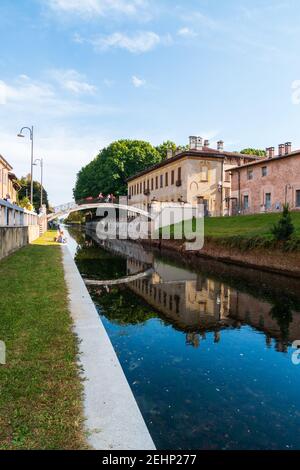 Einblicke entlang der Promenade, die sich entlang des Naviglio Grande in Robecco sul Naviglio, Mailand, Lombardei, Italien schlängelt Stockfoto