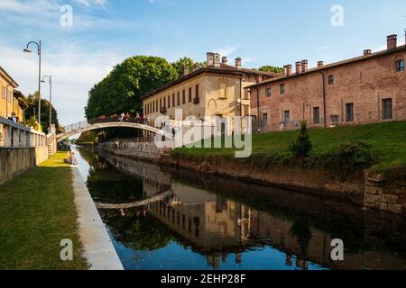 Einblicke entlang der Promenade, die sich entlang des Naviglio Grande in Robecco sul Naviglio, Mailand, Lombardei, Italien schlängelt Stockfoto