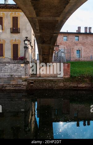 Einblicke entlang der Promenade, die sich entlang des Naviglio Grande in Robecco sul Naviglio, Mailand, Lombardei, Italien schlängelt Stockfoto