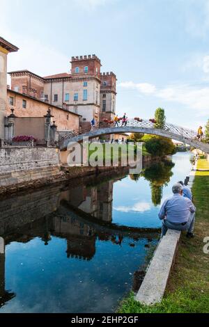 Einblicke entlang der Promenade, die sich entlang des Naviglio Grande in Robecco sul Naviglio, Mailand, Lombardei, Italien schlängelt Stockfoto