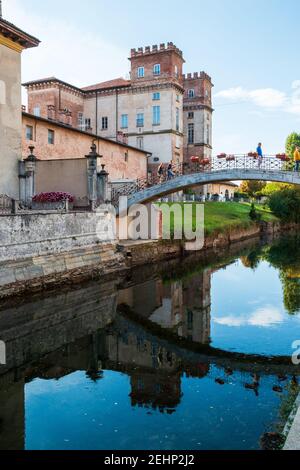 Einblicke entlang der Promenade, die sich entlang des Naviglio Grande in Robecco sul Naviglio, Mailand, Lombardei, Italien schlängelt Stockfoto