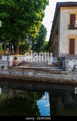Einblicke entlang der Promenade, die sich entlang des Naviglio Grande in Robecco sul Naviglio, Mailand, Lombardei, Italien schlängelt Stockfoto